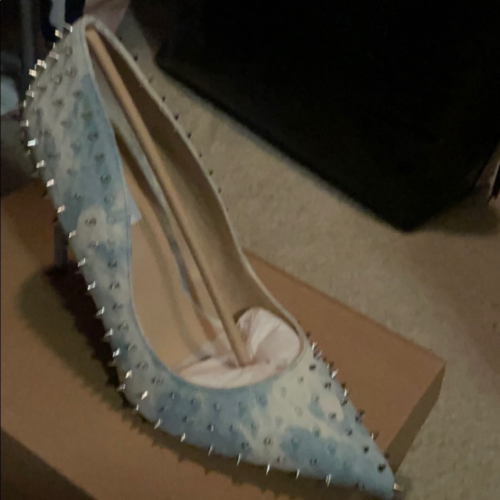 Never worn women’s heels